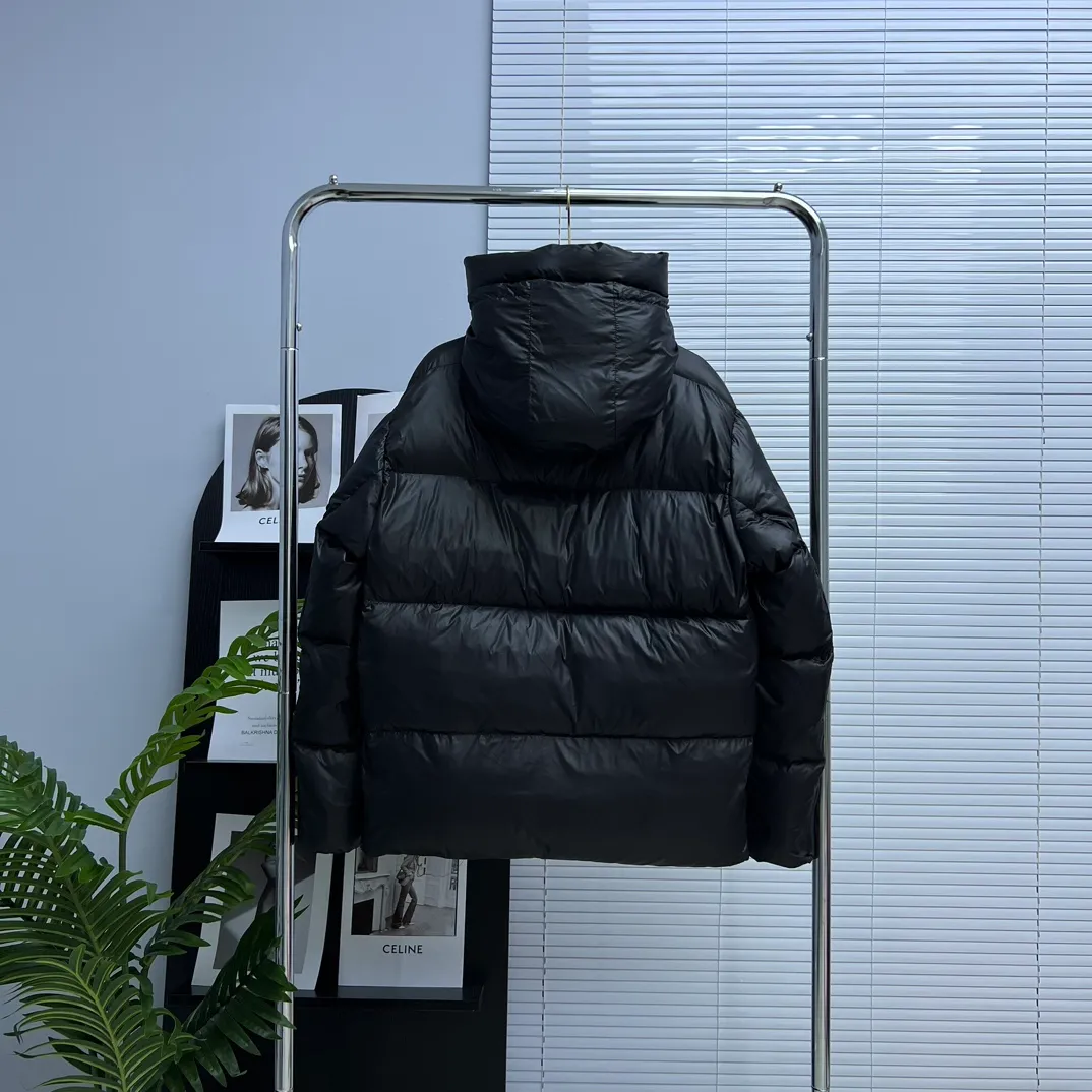 P760 𝘾𝘼𝙉𝘼𝘿𝘼 𝙂𝙊𝙊𝙎𝙀/Canada Goose 2023 Limited New Crofton Puff Down Jacket Pure Guangzhou Inspection 80 White Duck Down Filling‼  Top version, ceiling level‼ Crofton soft bread, the latest style in 2023, has a cold protection effect of up to level 4. It is made of recycled Feather-Light tear-resistant fabric. It is ultra-light and has no weight on the upper body at all! The unique black label highlights your temperament‼  Canada Goose, a Canadian brand, has always been recognized as the warmest down jacket. Various Instagram celebrities, Internet celebrities, and celebrities often wear it for street photos. I do Canada Goose every year, but I still can’t get rid of my love for geese. No matter how cold the winter is, there is no need to be afraid, because there are geese! Filled with 80% white duck down, Canada Goose is the legendary warmest down jacket and is known as a must-have for Arctic outdoor sports! The most popular down jacket in the world, celebrities are rushing to buy it, it is a must-have! Same style for men and women Size: S~XXL
